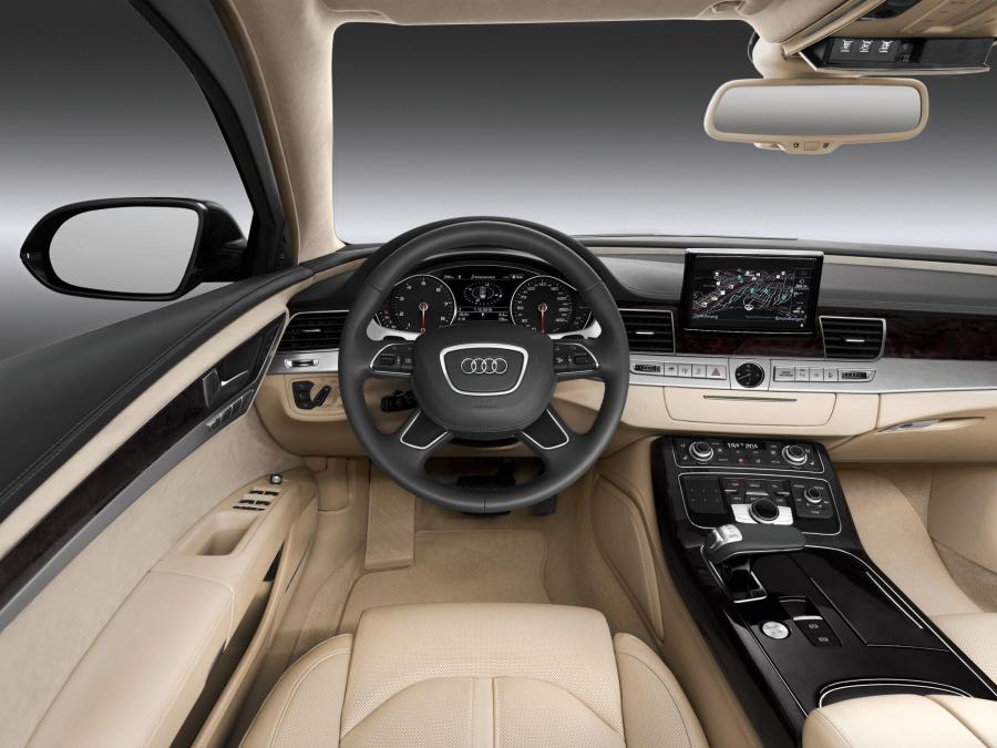 Торпедо Audi A8 L W12 Security (D4) 2011 года  (фото 11 из 12)
